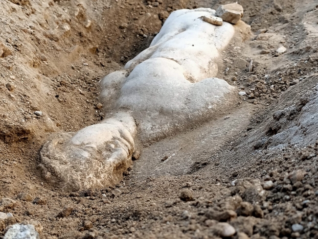 Smyrna Antik Kenti’ndeki kazılarda Satyros’un kabartması bulundu. Fotoğraf: AA